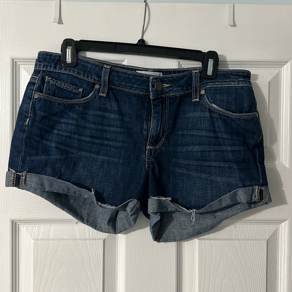 Sz 28 Paige medium wash shorts.